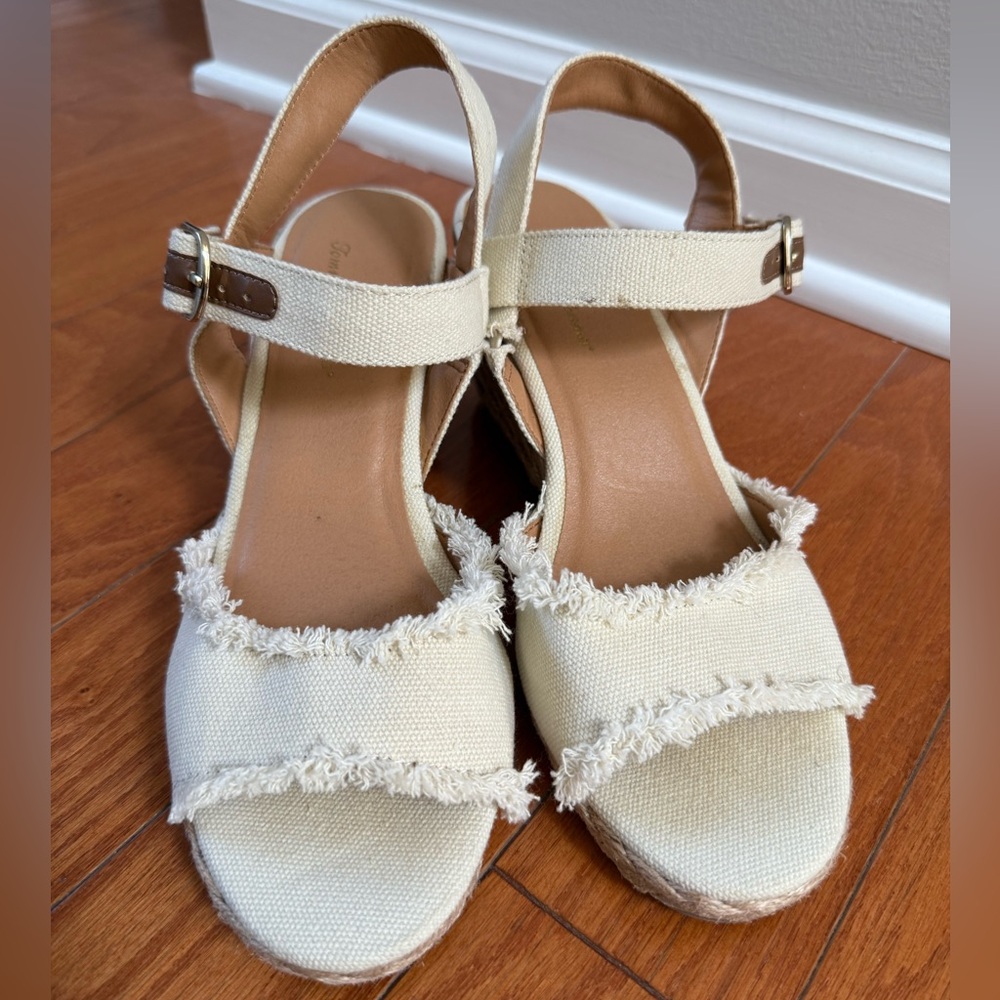 TOMMY BAHAMA Fringy Cream Canvas Savina Espadrille Wedge Sandles sz- 7.5